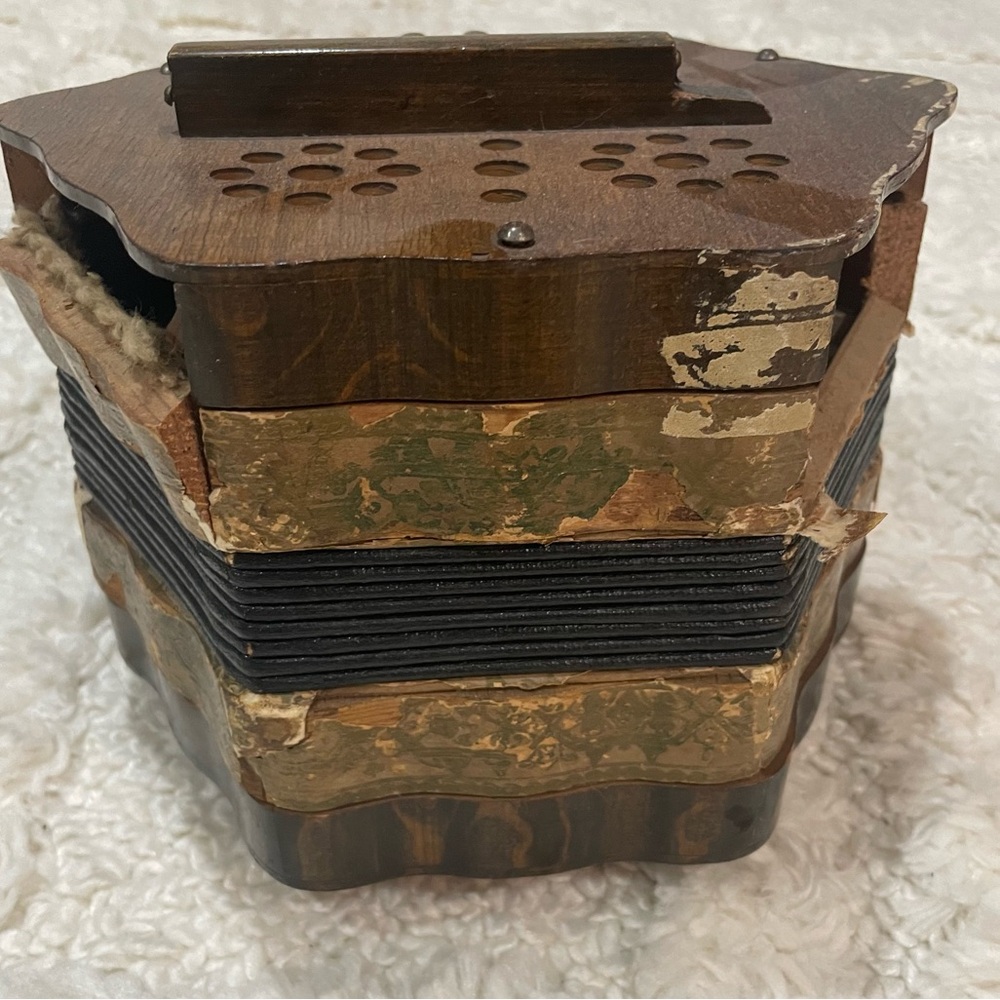 Antique wooden and paper accordion - non working / decorative. - Picture 2 of 9